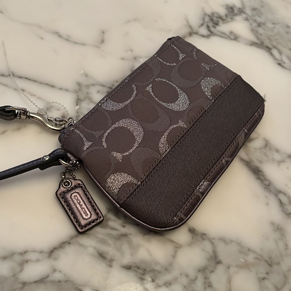 Coach wristlet- like new condition - Picture 3 of 13